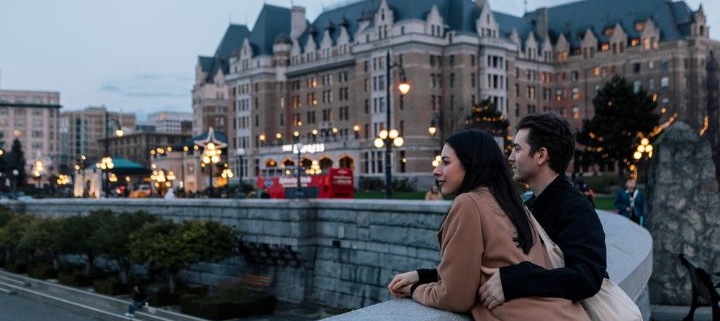 Couple outside the fairmont Empress. Photo by Destination BC and Jordan Dyck